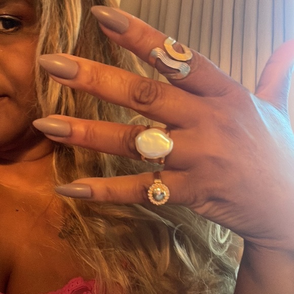 Geo Large Pearl Gold Layering Rings - Picture 5 of 13